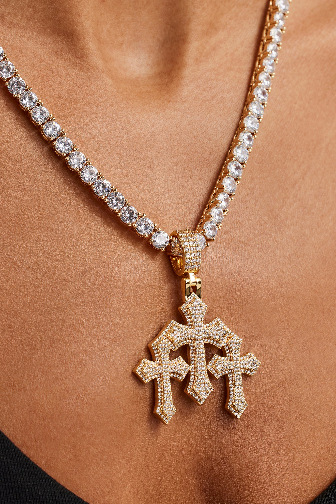 Dreifachkreuz-Anhänger und 5 mm Tenniskette für Damen – Gold